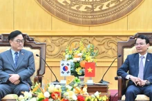 宁平省省委书记邓春风（右）会见韩国国会议长禹元植。