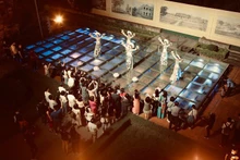 游客体验“解码升龙皇城”夜游项目。（图片来源：河内升龙皇城遗产保护中心）