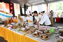 米粉美食节共设近100个各地美食展位，展现从北到南丰富多彩的越南美食文化。