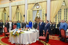 越南国家主席梁强为澳大利亚总督萨曼莎·莫斯廷举行国宴。（水原 摄）