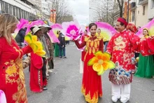 旅居法国越南人奥黛走秀。