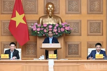 越南政府总理范明正在会议上发表讲话。