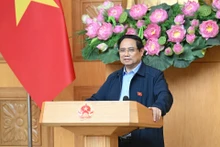 范明正总理在会议上发表讲话。