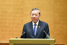 苏林总书记在会议上发表讲话。