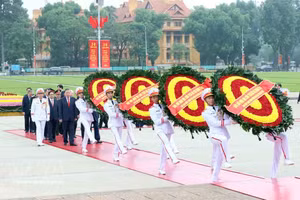 越共中央委员会、国家主席、国会、政府代表团前往胡志明主席陵敬献花圈并入陵瞻仰胡志明主席遗容。（图片来源：越通社）