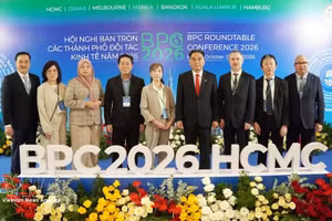 出席2026年商务伙伴城市圆桌会议的各成员城市代表团团长合影。（图片来源：越通社）