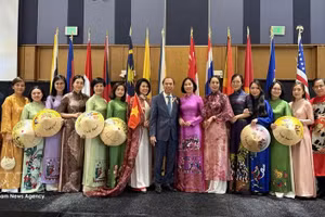 越南驻美国大使阮国勇与越南驻美代表机构代表合影。（图片来源：越通社）
