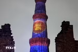 印度首都新德里库特布塔（Qutub Minar）高塔上呈现出绚丽的东盟会旗图案。（图片来源：越通社）