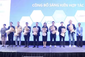 “越南—东盟价值链合作倡议”参与成员合影。（图片来源：越通社）
