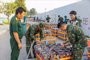 工作人员正在西湖沿岸区域抓紧安装烟花发射架，为烟花表演活动做准备。（图片来源：越通社）