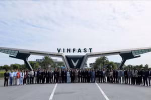 签约仪式在海防VinFast生产综合体举行，这是印度经销商合作伙伴代表团访问越南并开展工作期间的一项活动。（图片来源：VinFast）