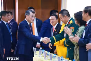 越南政府总理黎明兴会见越南驻老挝大使馆工作人员、各代表机构、社团及侨胞代表。（图片来源：越通社）