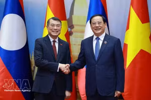 越南政府总理黎明兴与老挝国会主席宋赛·西潘敦。（图片来源：越通社）