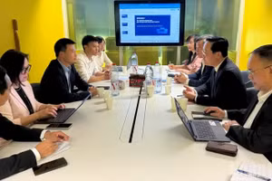 在Station F，代表团了解其运营模式以及发现、筛选和支持创新初创企业的机制。