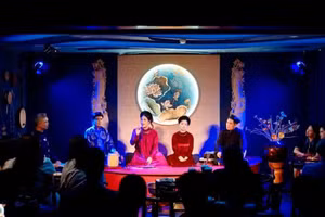 游客在CADAO Collective艺术空间欣赏歌筹表演。
