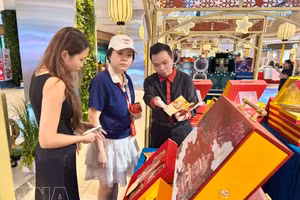 向客户介绍月饼产品。（图片来源：越通社）