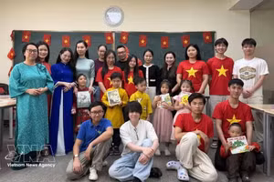 加拿大—越南文化与教育委员会和越南青年小组代表在由加拿大—越南文化与教育委员会举行的越南语教学活动上合影。（图片来源：越通社）