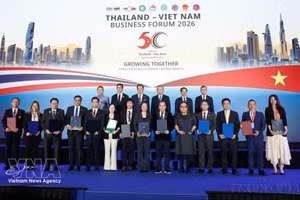 越共中央总书记、国家主席苏林与泰国总理阿努廷·参威拉军共同见证两国企业在泰越经济论坛上交换合作协议。（图片来源：越通社）