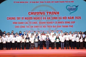越南祖国阵线河内市委员会主席裴玄梅表彰为当地保障和改善民生工作作出重要贡献的组织和企业。