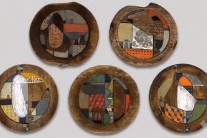 展览展出的一件木板油画作品。