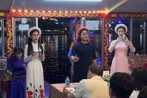 香江上的顺化歌表演。