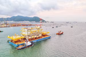 四座海上变电站正跨海运往欧洲。