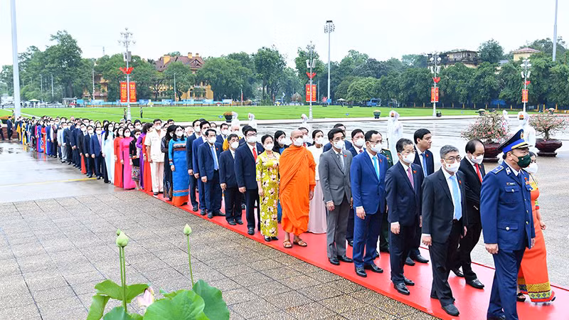 越南国会代表入陵瞻仰胡志明主席遗容（组图） ảnh 4