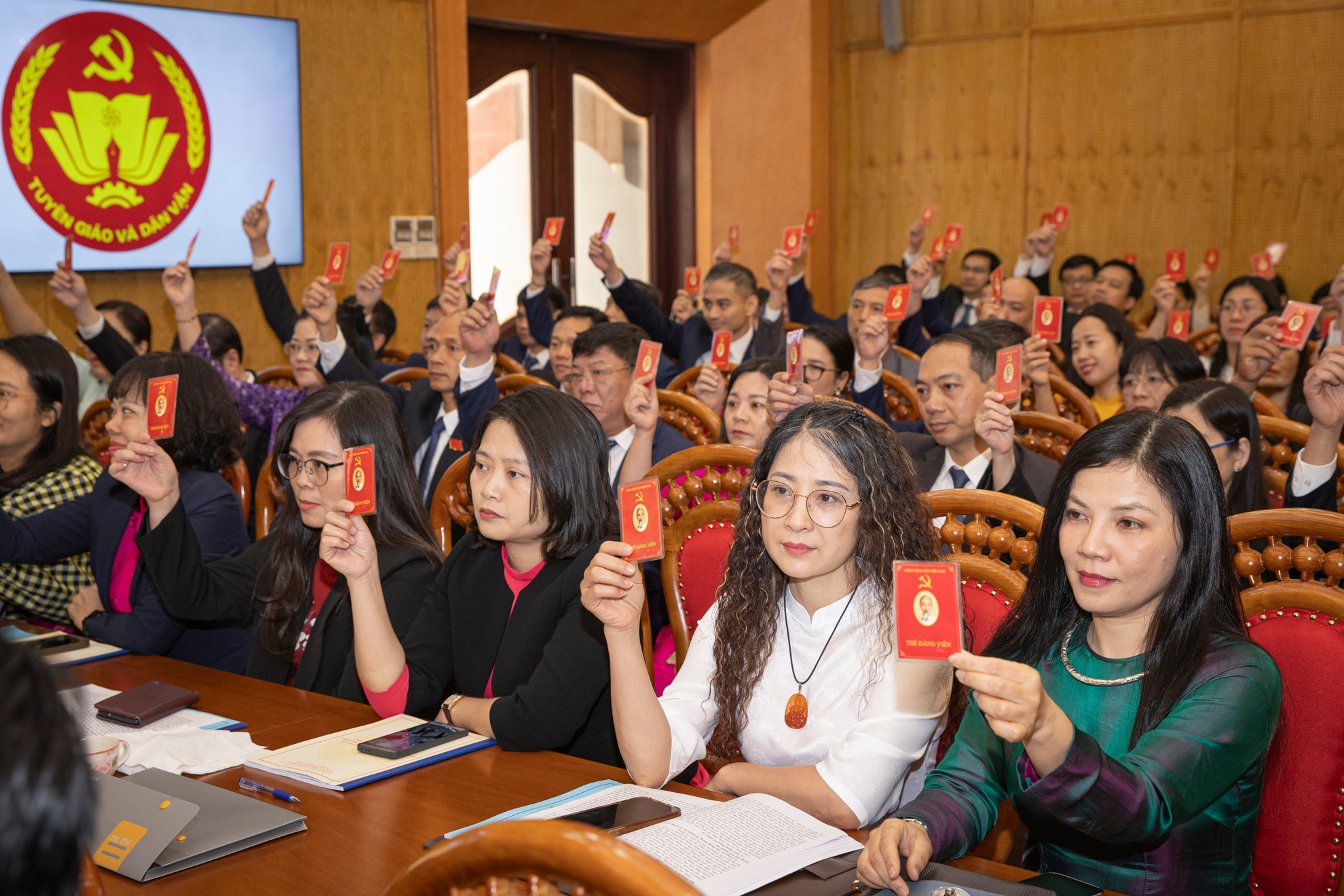 大会表决通过政治报告（草案）。