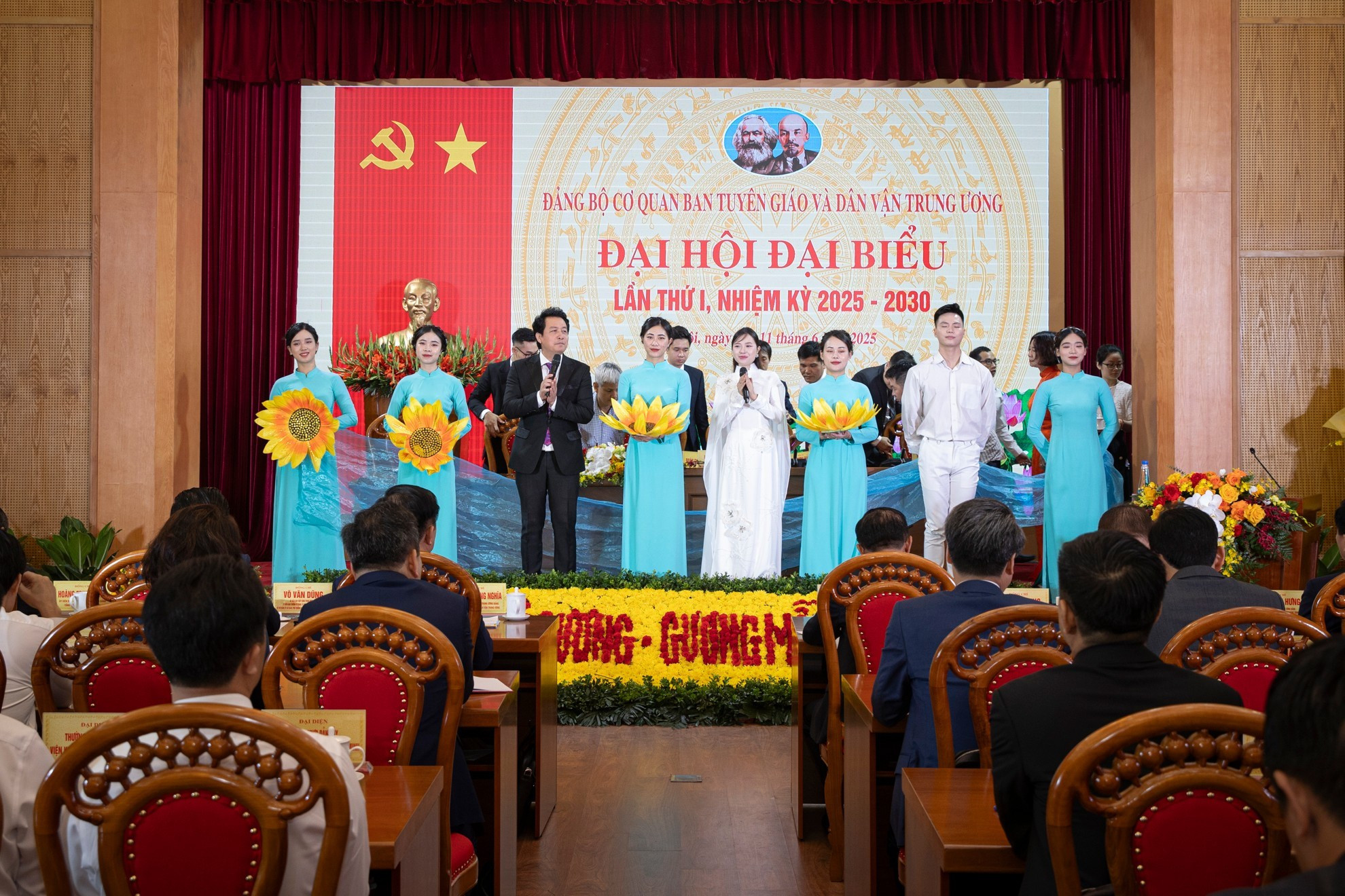 热烈庆祝大会召开的文艺演出节目。