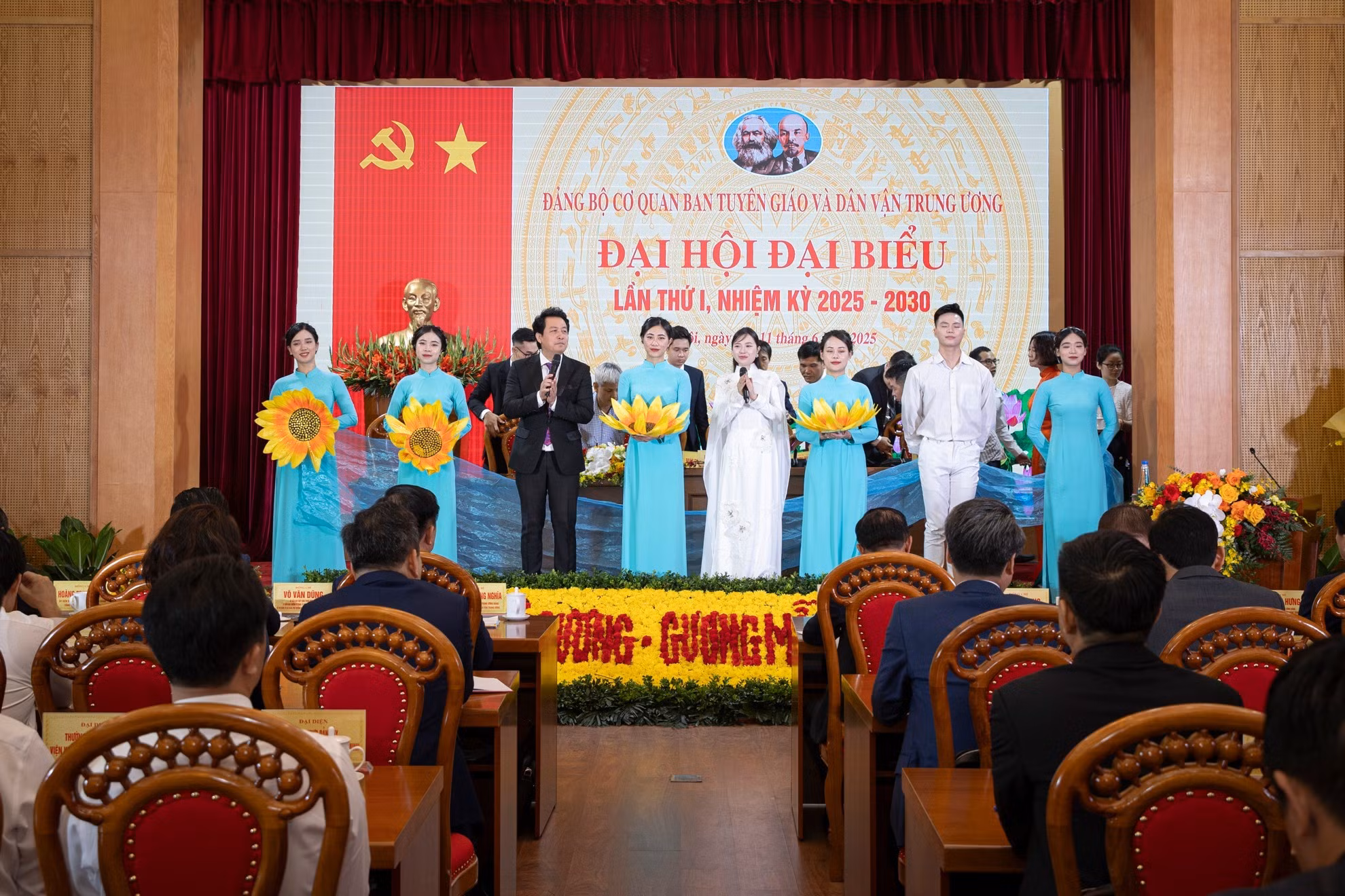 热烈庆祝大会召开的文艺演出节目。