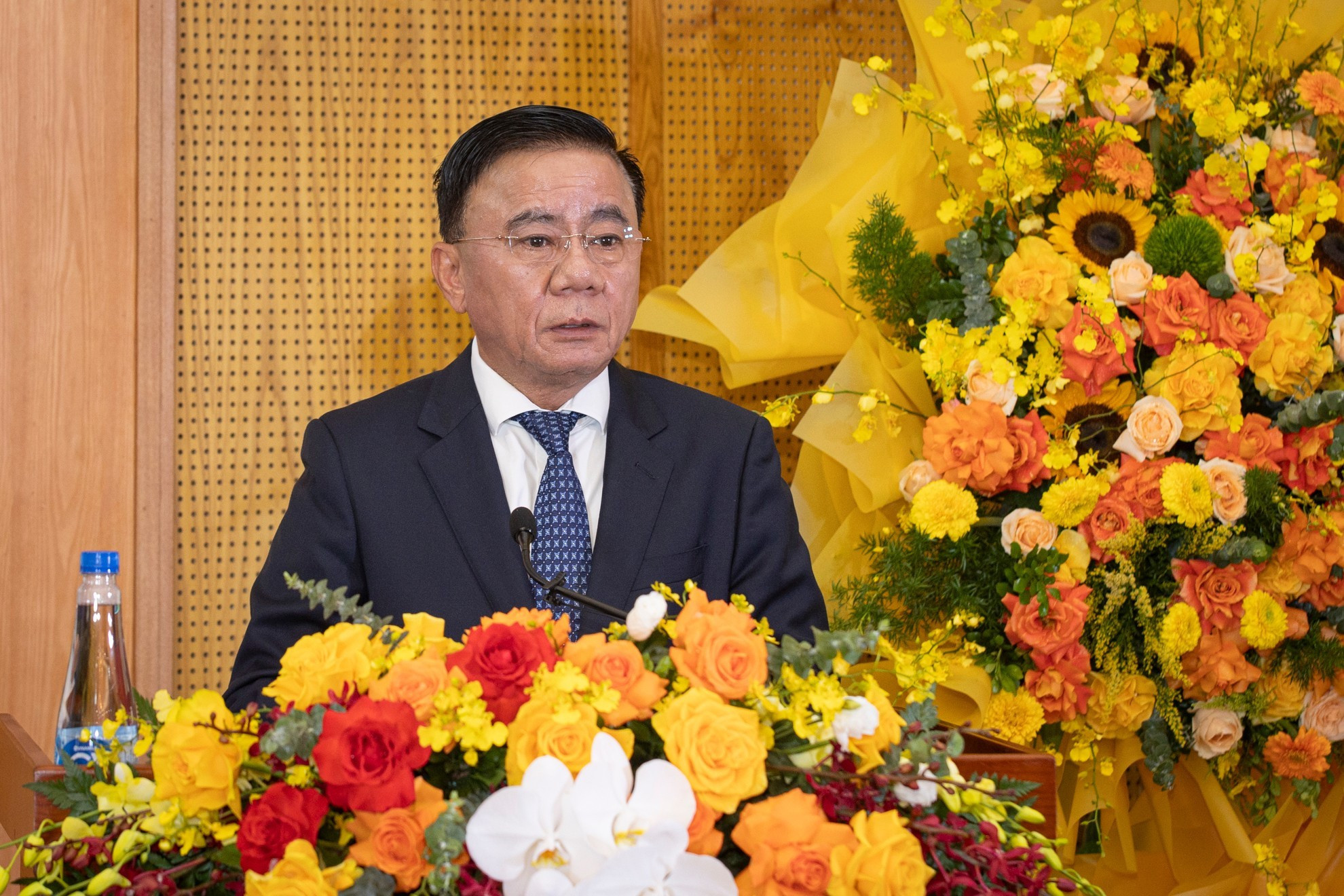 越共中央政治局委员、中央书记处常务书记、中央机关党委书记陈锦秀发表指导讲话。