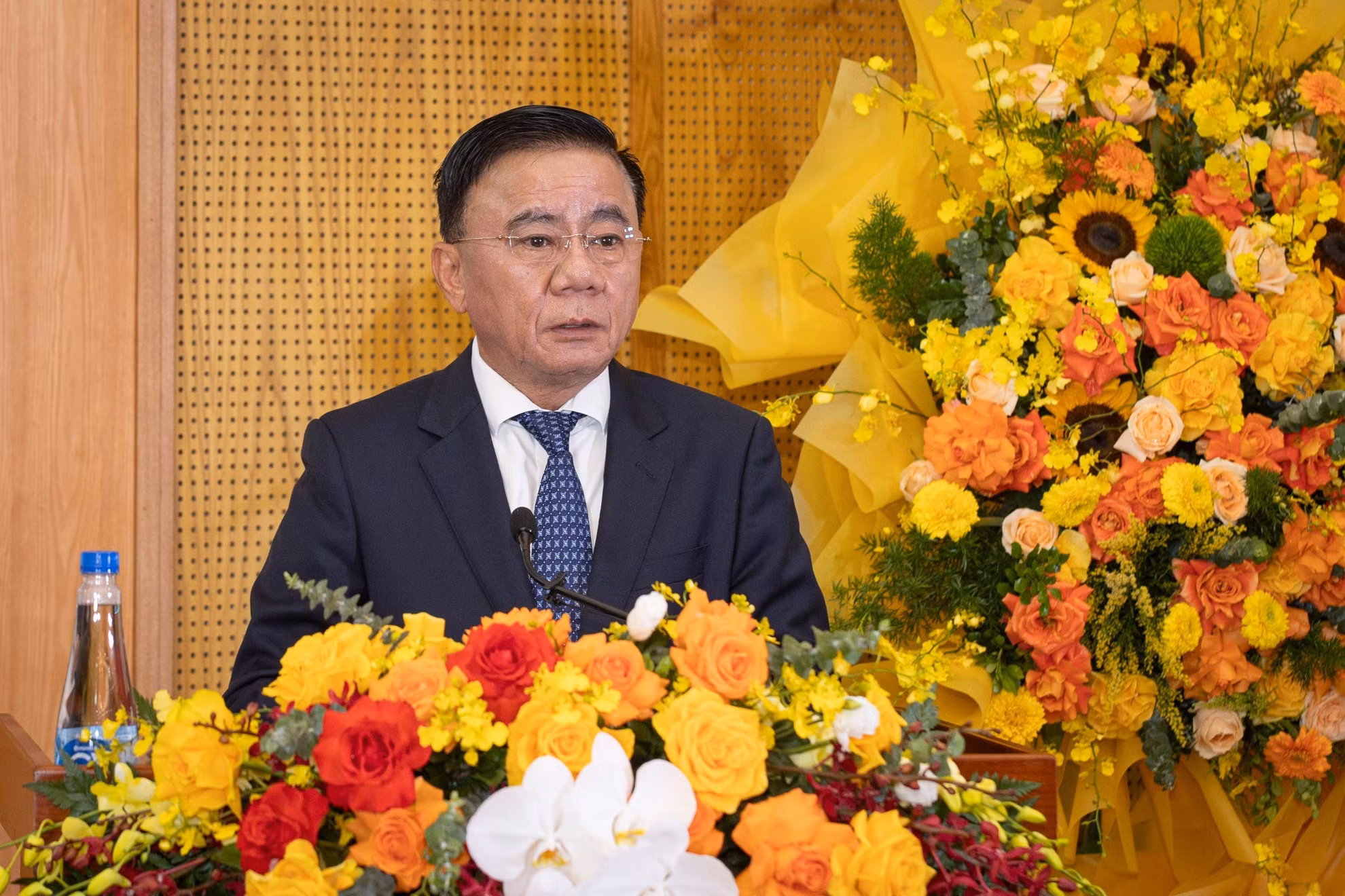 越共中央政治局委员、中央书记处常务书记、中央机关党委书记陈锦秀发表指导讲话。