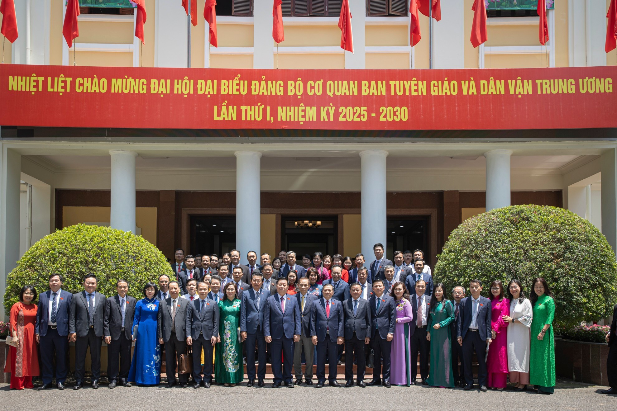 代表合影留念。