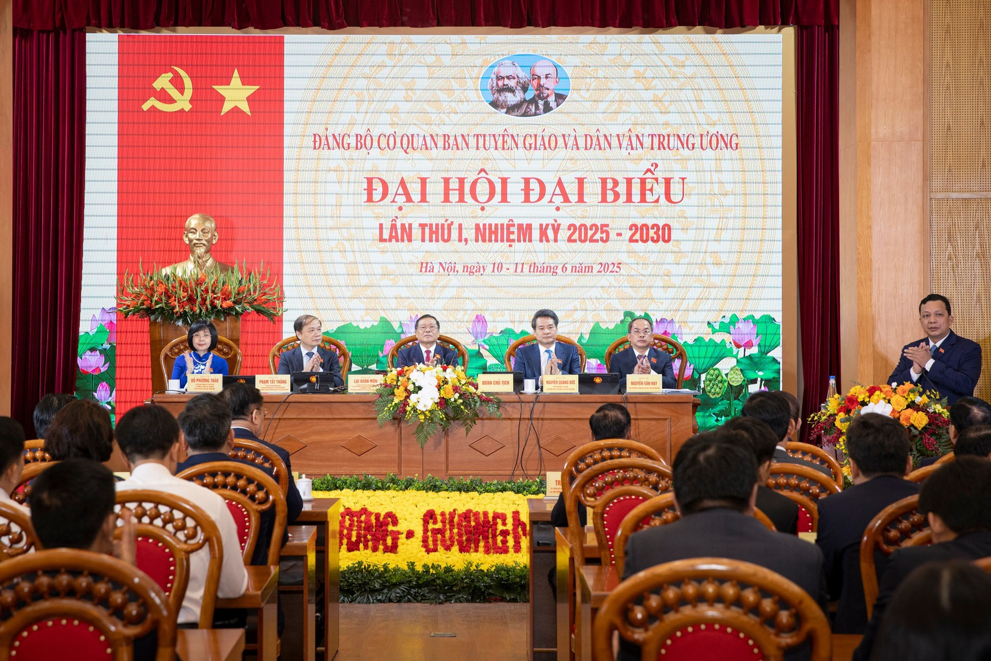 大会现场场景。