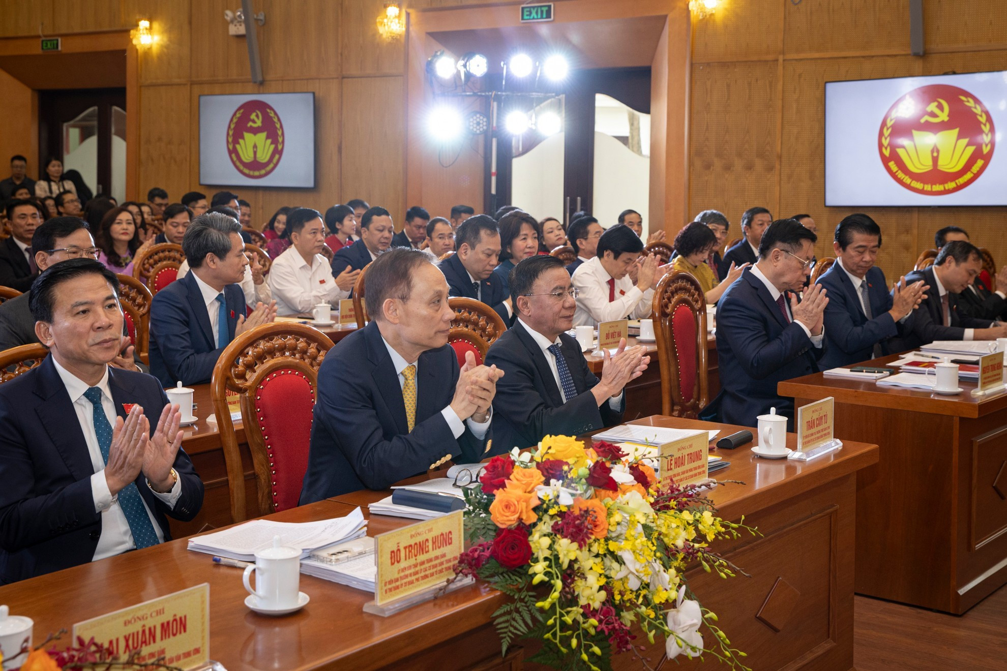 党和国家领导同志、中央机关党委的领导代表，以及代表中央宣教与民运部全体304名党员的160名代表出席大会。