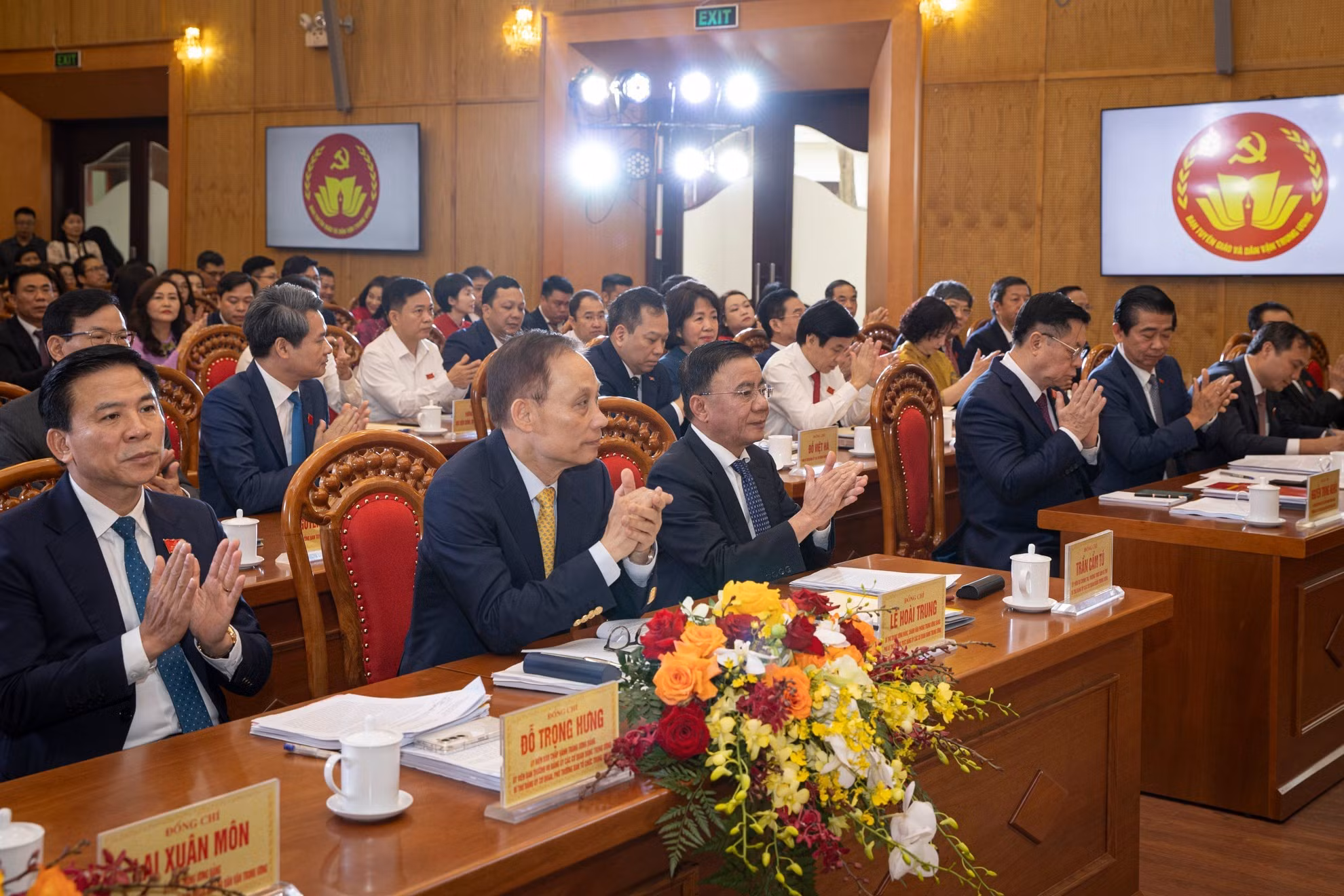 党和国家领导同志、中央机关党委的领导代表，以及代表中央宣教与民运部全体304名党员的160名代表出席大会。