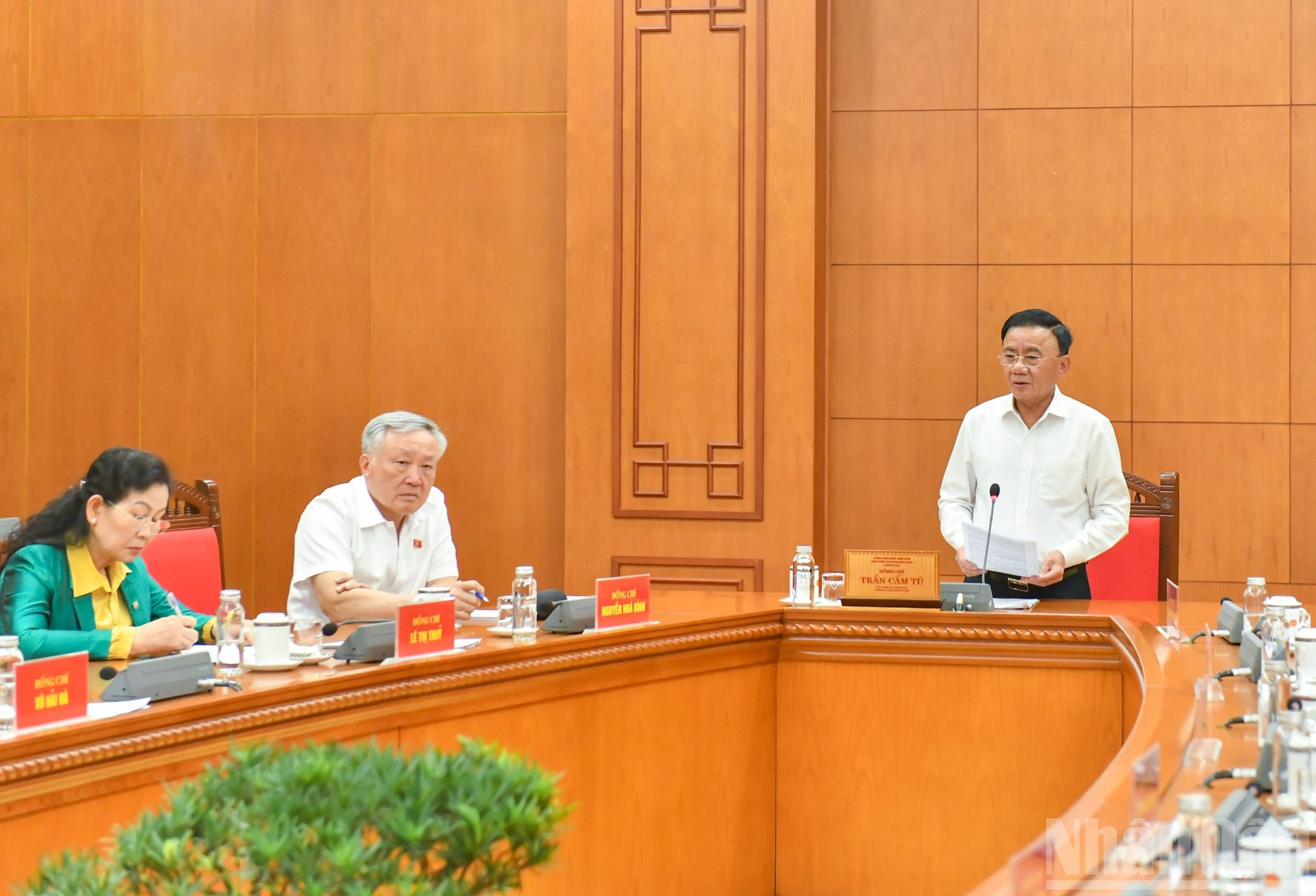 越共中央书记处常务书记陈锦秀主持会议。