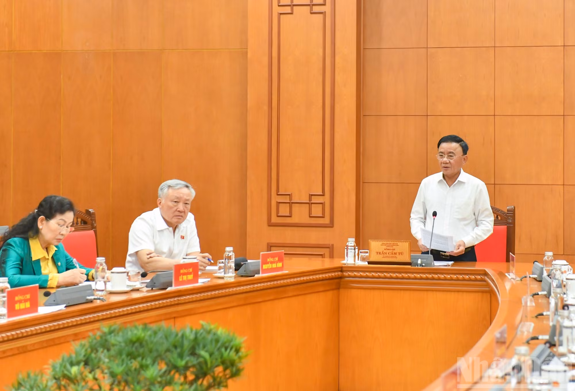 越共中央书记处常务书记陈锦秀主持会议。