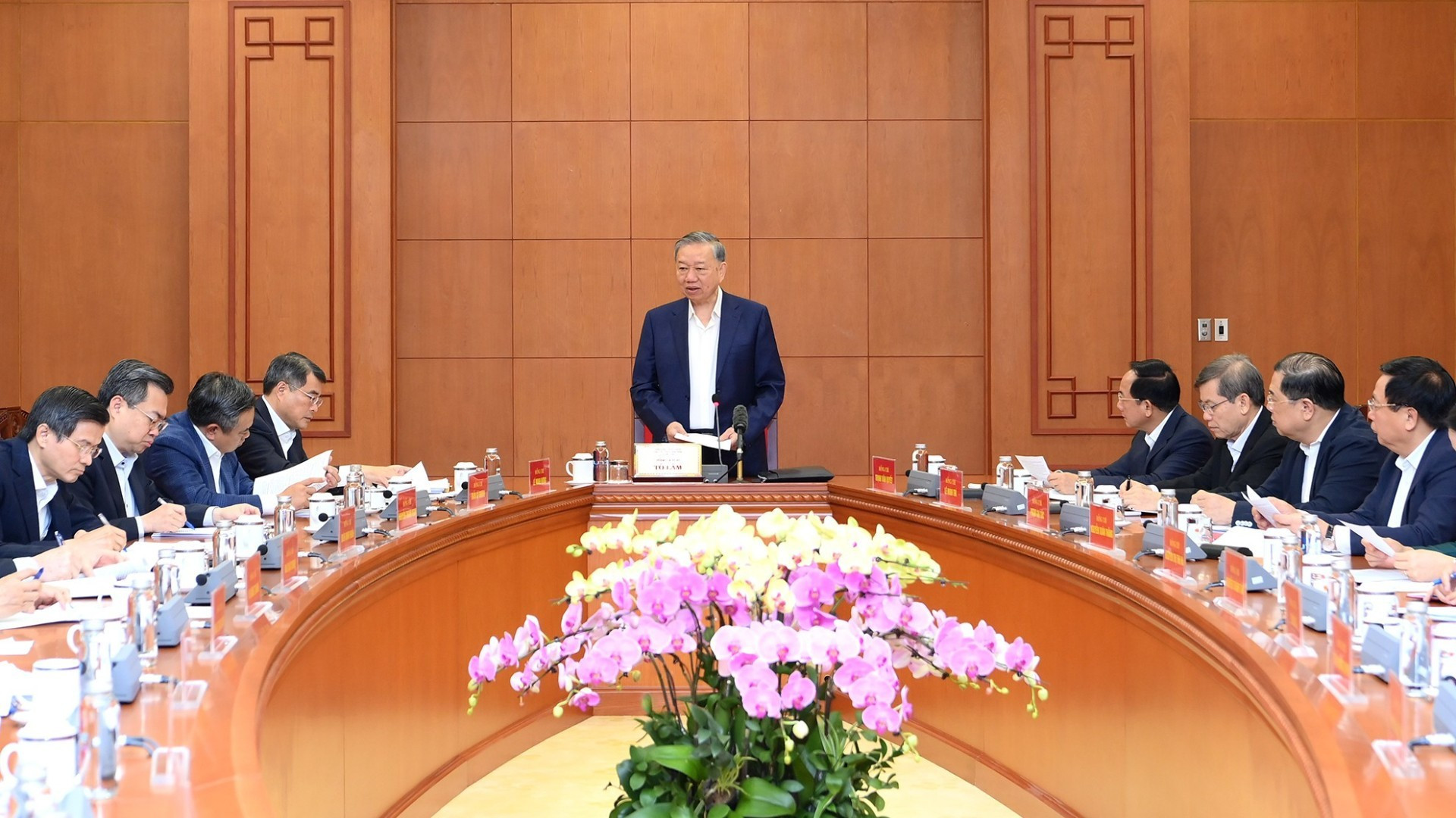 越共中央总书记苏林主持召开与中央组织部的工作会议。