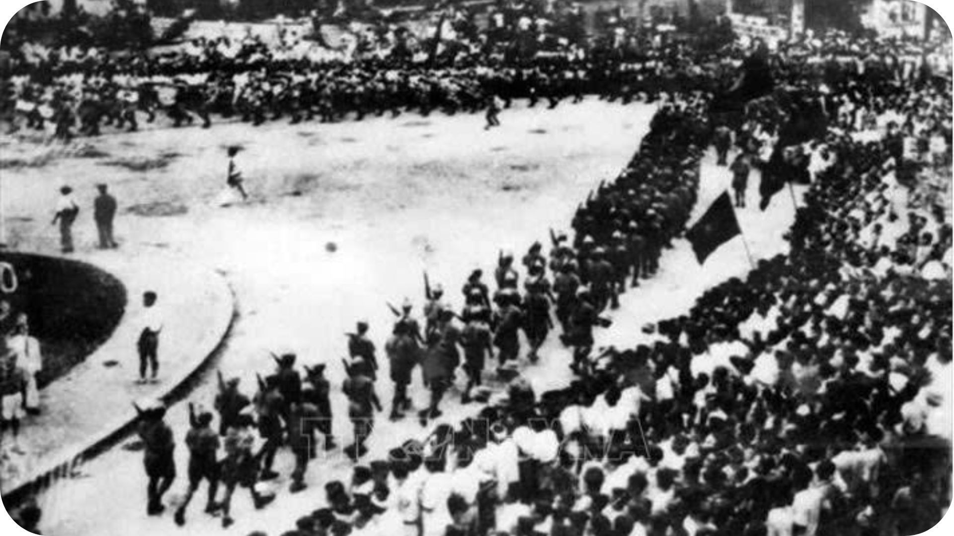 1945年8月28日,越北解放军代表团参加在河内大剧院广场举行的阅兵。(图片来源:越通社) 3.jpg