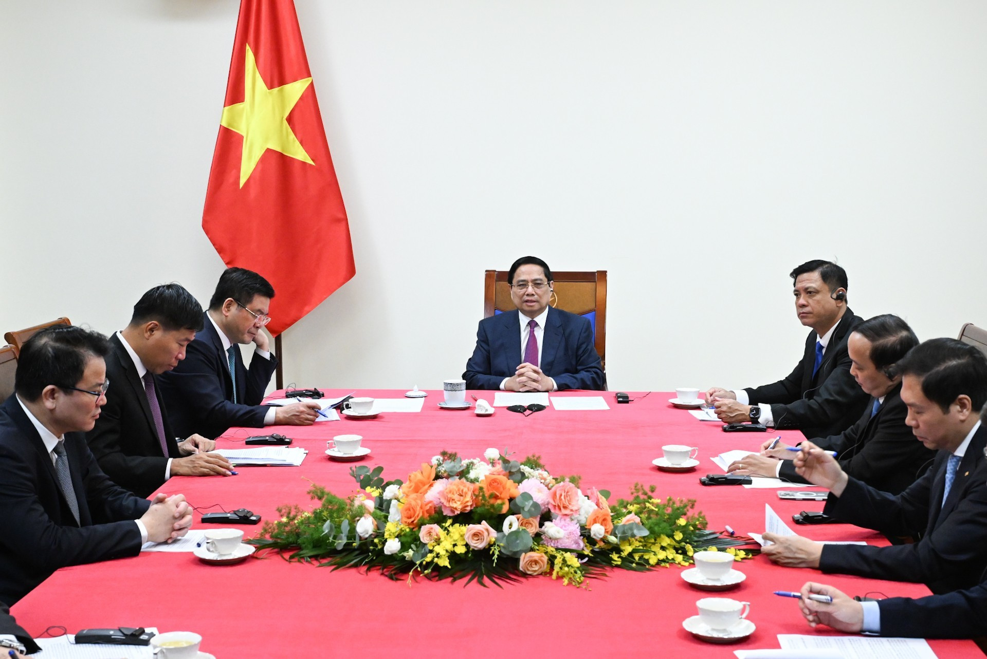越南政府总理范明正与柬埔寨首相洪玛奈通电话。