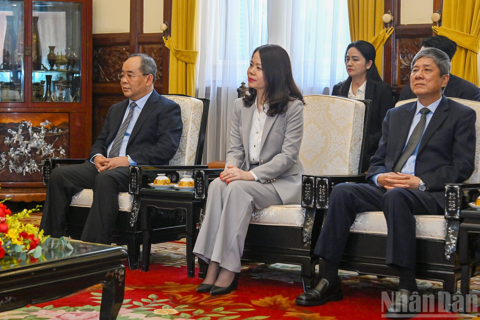 出席会见的越南代表。