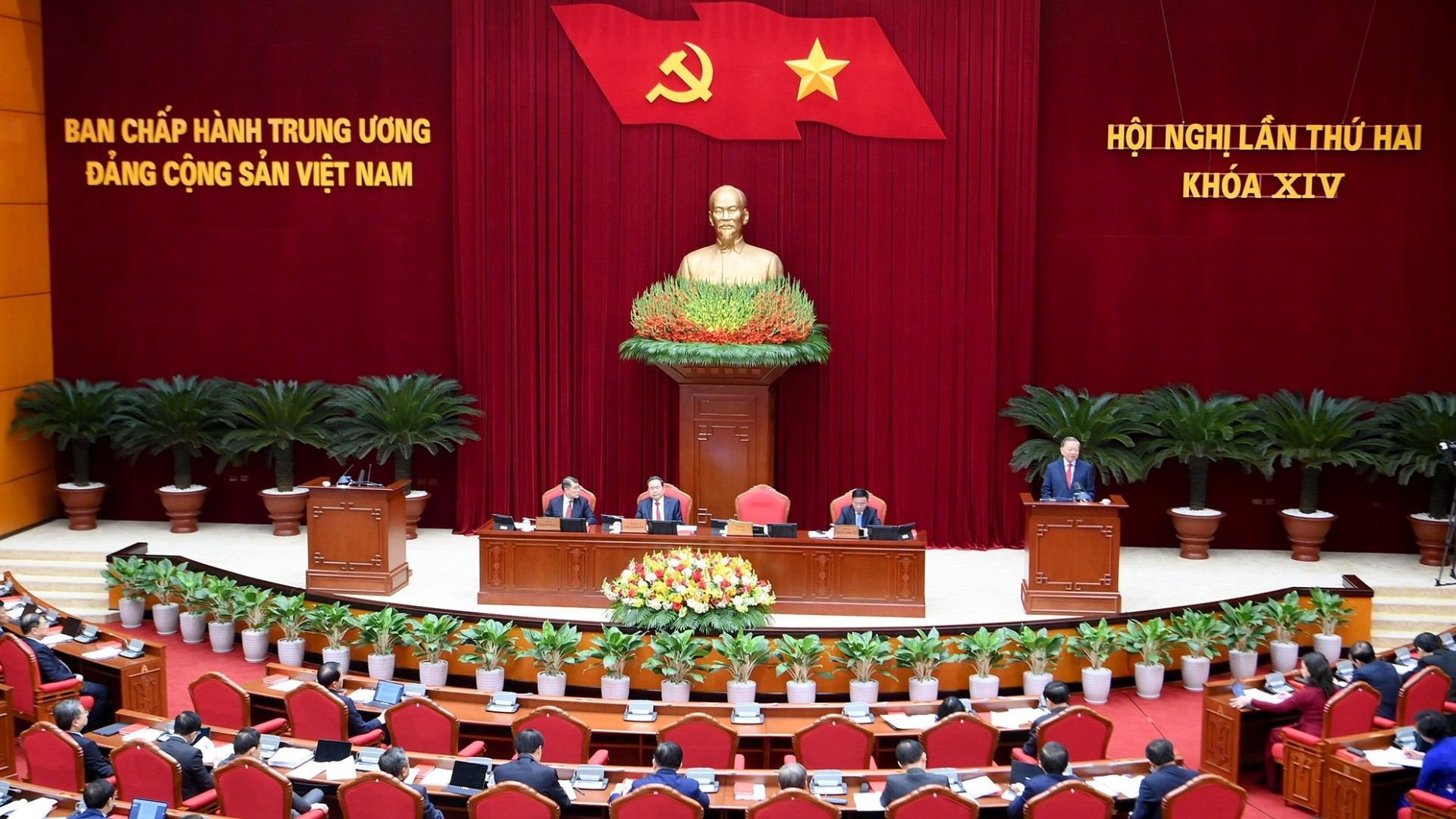 越共第十四届中央委员会第二次全体会议在河内隆重开幕。