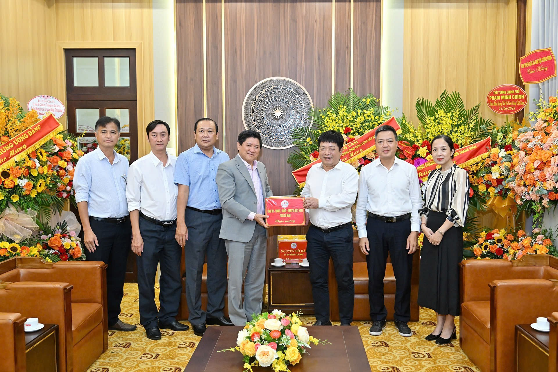 《人民报》社副总编辑桂廷原会见了由金瓯省人民委员会副主席黎文史率领的代表团一行。 《人民报》社副总编辑桂廷原会见了由金瓯省人民委员会副主席黎文史率领的代表团一行。