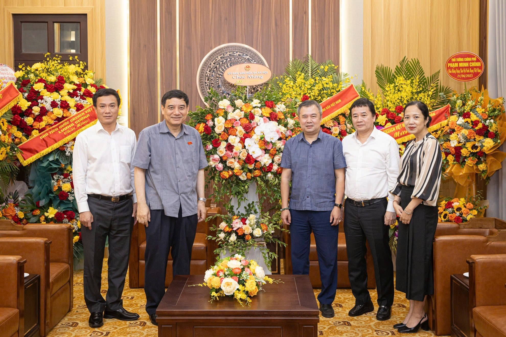 越共中央委员、越南国会常务委员会委员、国会文化教育委员会主任阮得荣率团到访《人民报》社并致以节日祝贺。 越共中央委员、越南国会常务委员会委员、国会文化教育委员会主任阮得荣率团到访《人民报》社并致以节日祝贺。