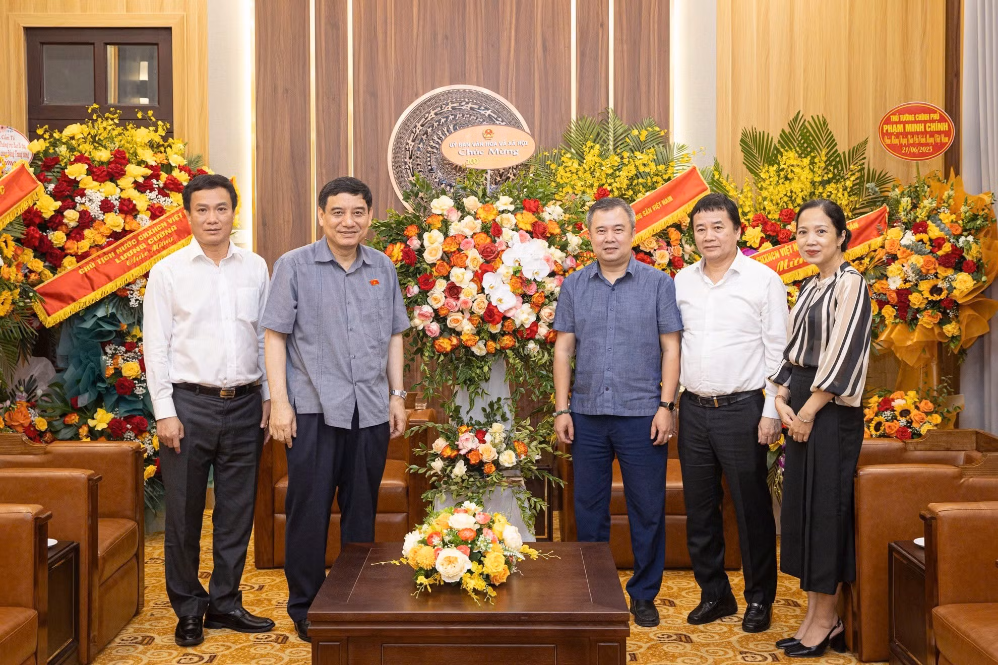 越共中央委员、越南国会常务委员会委员、国会文化教育委员会主任阮得荣率团到访《人民报》社并致以节日祝贺。