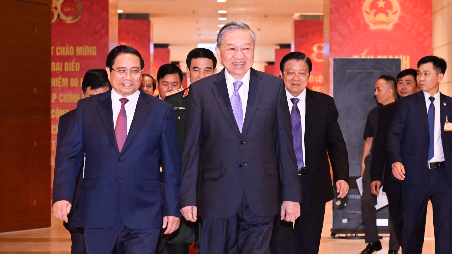 苏林总书记同党、国家领导人和前领导人出席越南社会主义共和国政府成立80周年庆典。