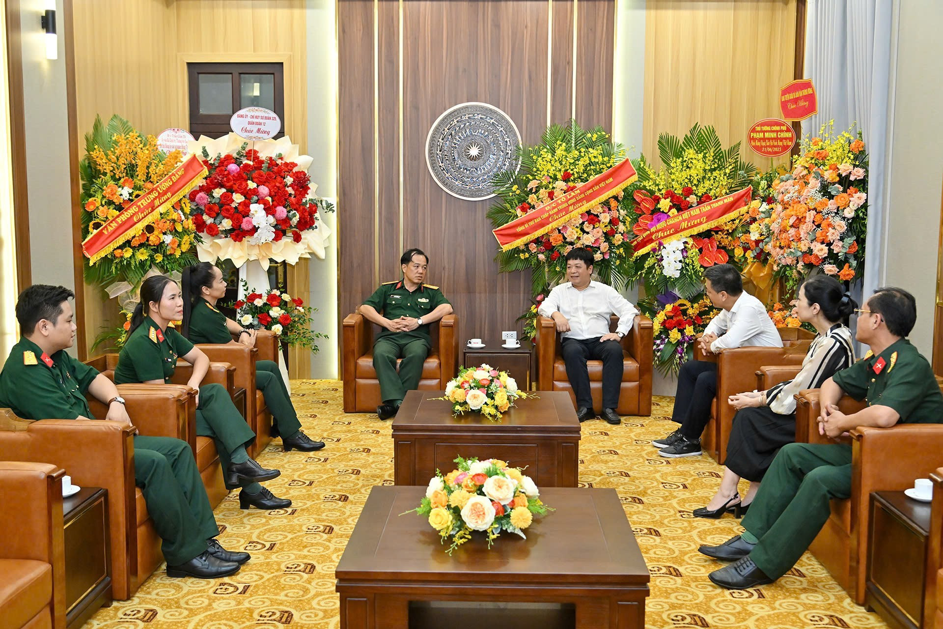 《人民报》社副总编辑桂廷原会见第12军团第325师代表团并向代表团成员介绍了《人民报》社近期取得的突出成果。 《人民报》社副总编辑桂廷原会见第12军团第325师代表团并向代表团成员介绍了《人民报》社近期取得的突出成果。