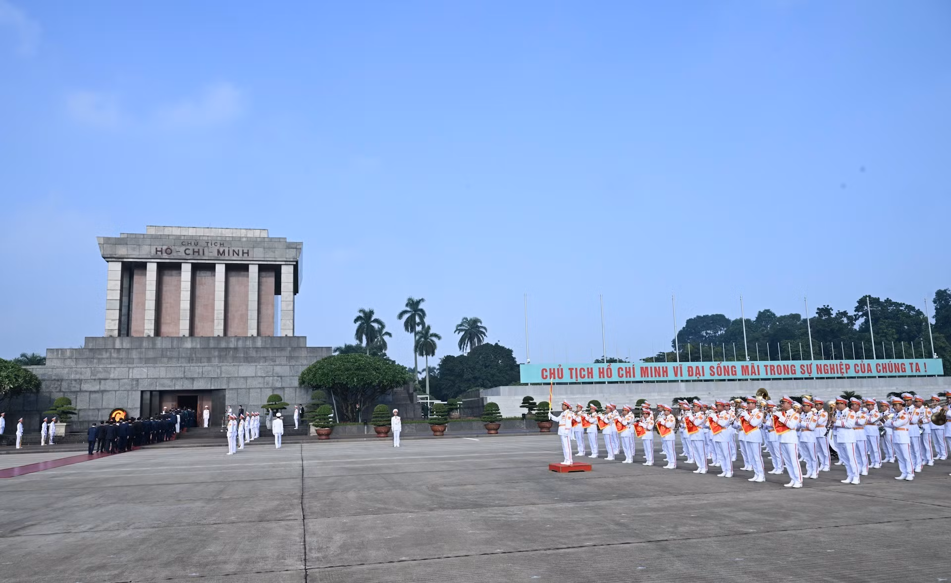 出席越共政府第一次代表大会的代表团入陵瞻仰胡志明主席遗容【组图】