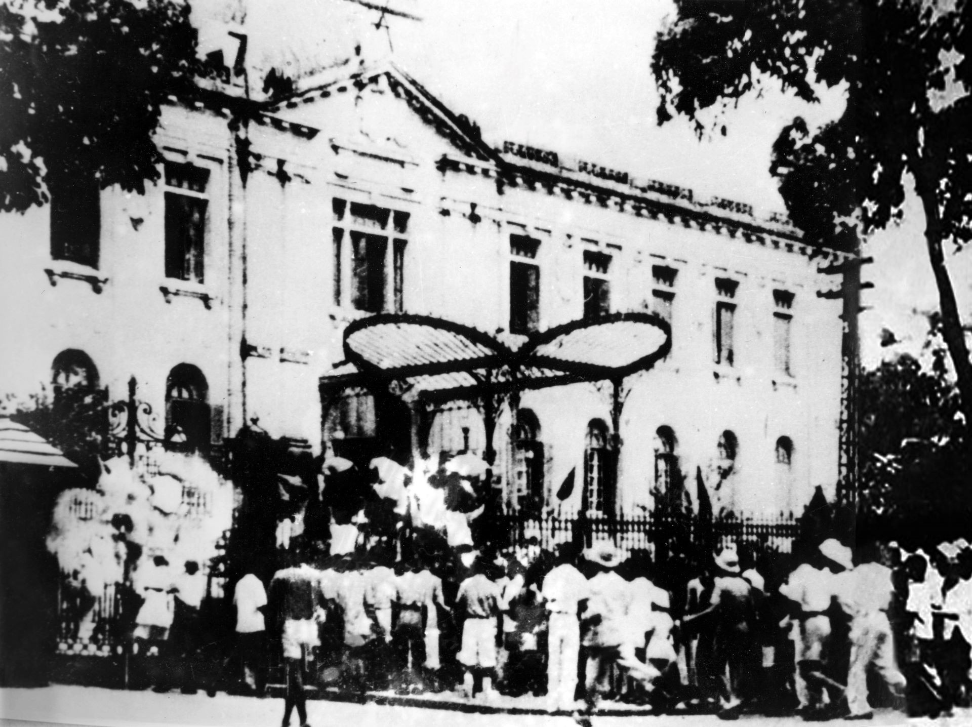 1945年8月19日，首都人民在大剧院广场举行集会后，占领了北部府——法国在越南北部傀儡政府总部。（图片来源：越通社）